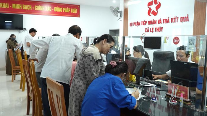 Người dân thực hiện các thủ tục hành chính tại Trung tâm Phục vụ hành chính công xã Lệ Thủy - Ảnh: H.C