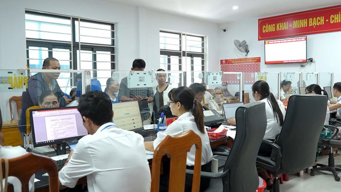 Cán bộ, công chức Trung tâm Phục vụ hành chính công xã Lệ Thủy luôn lấy sự hài lòng của người dân làm thước đo chất lượng phục vụ - Ảnh: H.C