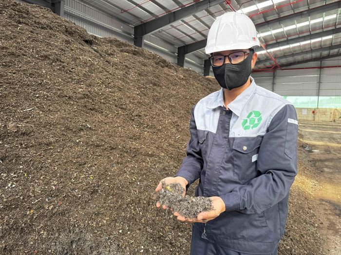 Sản phẩm mùn hữu cơ sau giai đoạn sơ chế, tiếp tục được ủ để sản xuất phân hữu cơ - Ảnh: Quang Ngọc