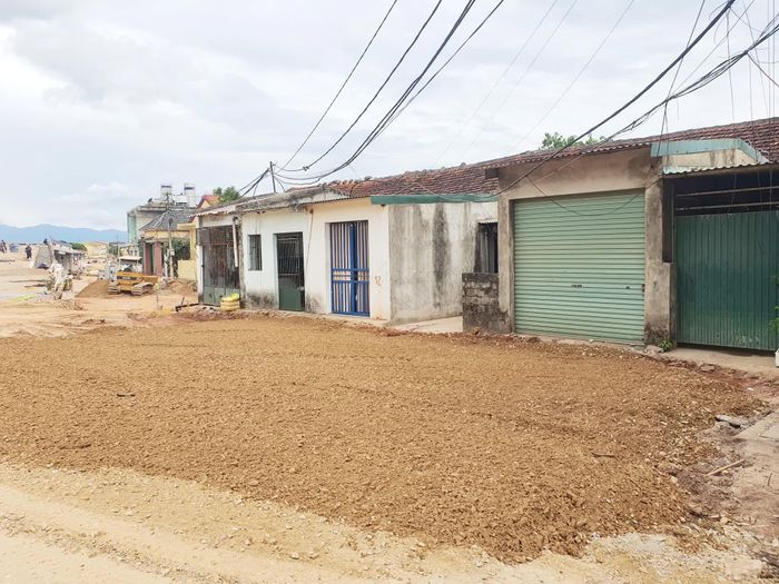Phần cầu phía Đông đang vướng mặt bằng tài sản Nhà tập thể của Bệnh viện hữu nghị Việt Nam-Cu ba Đồng Hới đã thanh lý, hóa giá - Ảnh: B.T