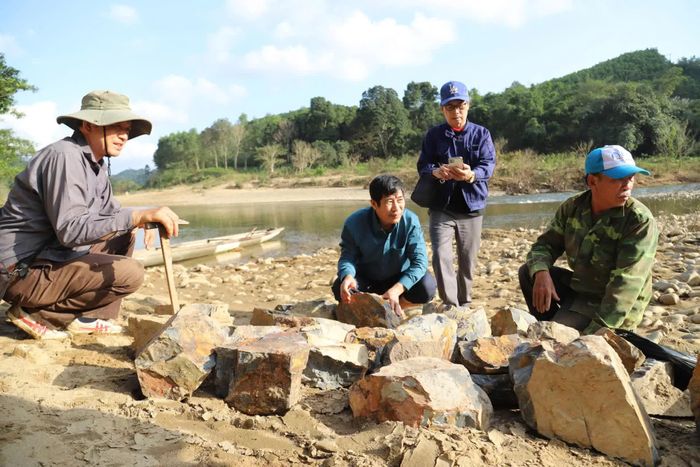 Ông Mai Văn Hác (ngoài cùng bên trái) cùng các đồng nghiệp trong một chuyến đi khảo sát thực tế - Ảnh: NVCC