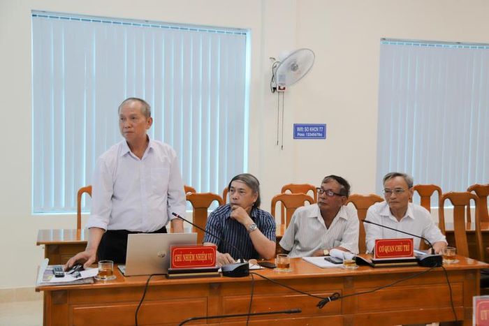 Ông Mai Văn Hác trình bày tại hội nghị nghiệm thu đề tài về đá bán quý ngọc bích - Ảnh: Sở KHCN.