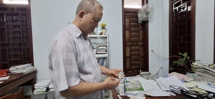 Ông Mai Văn Hác cùng những “người bạn” sau hơn 50 năm gắn bó với ngành Địa chất khoáng sản. Ảnh: Mai Nhân