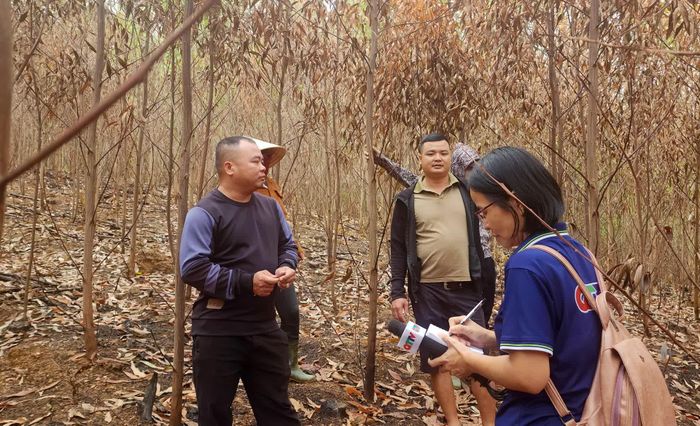 Anh Bùi Ngọc Thọ trao đổi cùng phóng viên Báo và phát thanh, truyền hình Quảng Trị- Ảnh: T.L