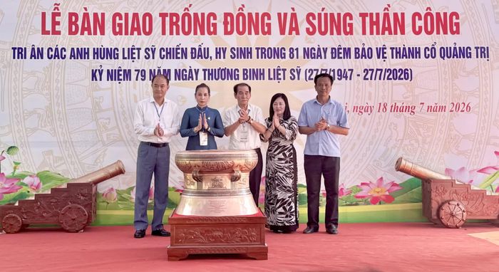 Tiếp nhận trống đồng và súng thần công do Hội Di sản văn hóa và cổ vật Thanh Hoa trao tặng - Ảnh: M.T