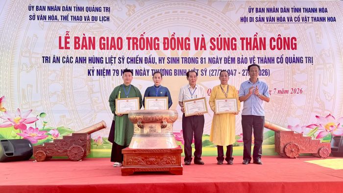 Đại diện lãnh đạo Sở Văn hóa, Thể thao và Du lịch trao Bằng khen của UBND tỉnh Quảng Trị cho các tập thể và cá nhân - Ảnh: M.T