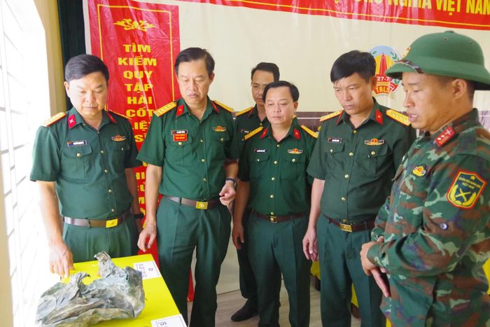 Lãnh đạo, chỉ huy Sư đoàn 968 kiểm tra di vật được tìm thấy cùng hài cốt liệt sĩ - Ảnh: T.H