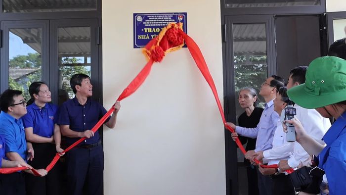 Ban Tổ chức bàn giao nhà tình nghĩa cho bà Nguyễn Thị Thâm, ở thôn Lưỡng Kim, xã Nam Cửa Việt - Ảnh: H.T
