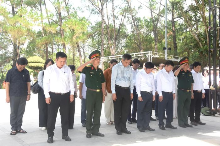 Các đại biểu mặc niệm tưởng nhớ các anh hùng liệt sĩ - Ảnh: Đ.V
