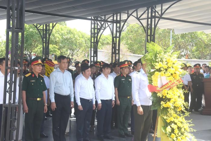 Các đại biểu tưởng niệm các anh hùng liệt sĩ - Ảnh: Đ.V