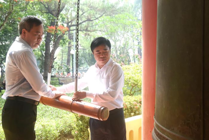 Đồng chí Bùi Văn Lương, Phó Bí thư Tỉnh ủy, Chủ tịch HĐND tỉnh Thái Nguyên và đồng chí Nguyễn Đăng Quang, Phó Bí thư Tỉnh ủy, Chủ tịch HĐND tỉnh Quảng Trị thực hiện nghi thức thỉnh chuông tại Nghĩa trang liệt sĩ quốc gia Trường Sơn - Ảnh: Đ.V