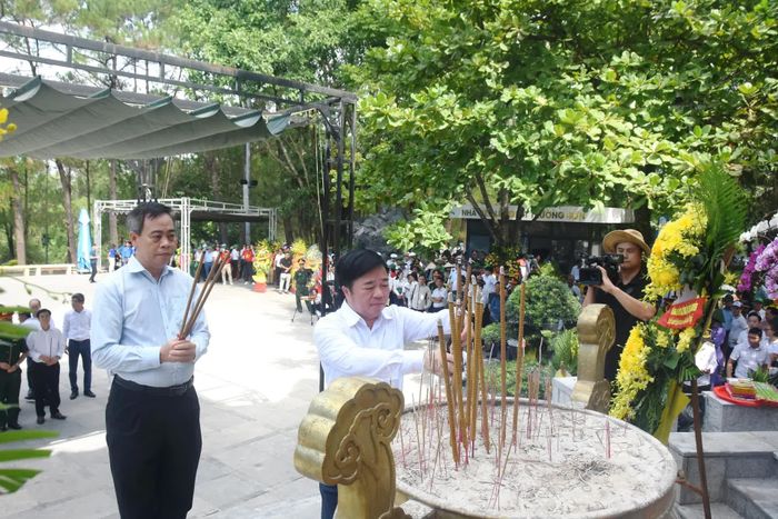 Đồng chí Bùi Văn Lương, Phó Bí thư Tỉnh ủy, Chủ tịch HĐND tỉnh Thái Nguyên và đồng chí Nguyễn Đăng Quang, Phó Bí thư Tỉnh ủy, Chủ tịch HĐND tỉnh Quảng Trị dâng hương tại Nghĩa trang liệt sĩ quốc gia Trường Sơn - Ảnh: Đ.V