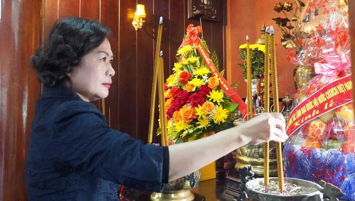 Đồng chí Nguyễn Thị Hồng, Ủy viên Trung ương Đảng, Phó Chủ tịch Quốc hội dâng hương tại Đền thờ Bác Hồ thuộc Nghĩa trang liệt sĩ quốc gia Trường Sơn - Ảnh: N.M
