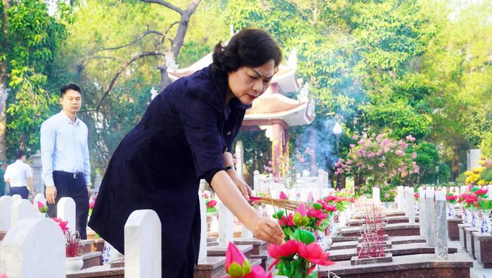 Đồng chí Nguyễn Thị Hồng, Ủy viên Trung ương Đảng, Phó Chủ tịch Quốc hội dâng hương tri ân các anh hùng liệt sĩ tại Nghĩa trang liệt sĩ quốc gia Trường Sơn - Ảnh: N.M