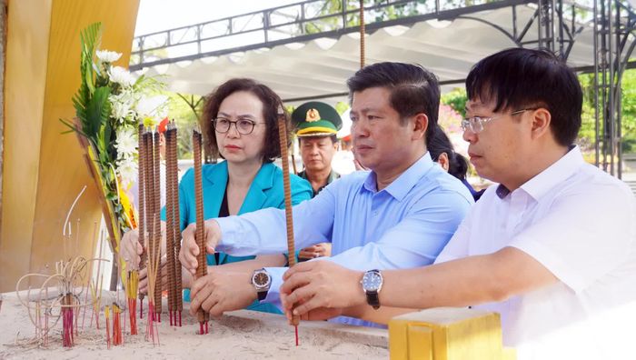 Đồng chí Trần Vũ Khiêm, Phó Bí thư Thường trực Tỉnh ủy, Trưởng đoàn đại biểu Quốc hội tỉnh và các đại biểu dâng hương tri ân các anh hùng liệt sĩ tại Nghĩa trang liệt sĩ quốc gia Đường 9 - Ảnh: N.M
