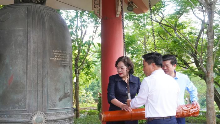 Các đồng chí lãnh đạo Quốc hội và lãnh đạo tỉnh thực hiện nghi thức thỉnh chuông tại Nghĩa trang liệt sĩ quốc gia Trường Sơn - Ảnh: N.M