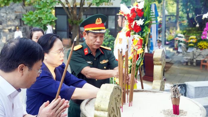 Các đại biểu dâng hương tri ân các anh hùng liệt sĩ tại Nghĩa trang liệt sĩ quốc gia Trường Sơn - Ảnh: N.M