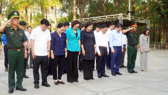 Các đại biểu tưởng nhớ các anh hùng liệt sĩ tại Nghĩa trang liệt sĩ quốc gia Trường Sơn - Ảnh: N.M