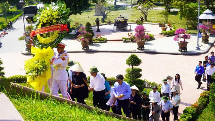 Các đại biểu tri ân các anh hùng liệt sĩ tại Di tích quốc gia đặc biệt Thành Cổ Quảng Trị - Ảnh: N.M