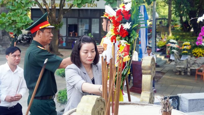 Các đại biểu dâng hương tri ân các anh hùng liệt sĩ tại Nghĩa trang liệt sĩ quốc gia Trường Sơn - Ảnh: N.M
