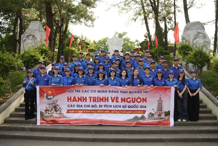 Đoàn các cơ quan Đảng tỉnh chụp ảnh lưu niệm tại Nghĩa trang liệt sĩ quốc gia Trường Sơn - Ảnh: H.T