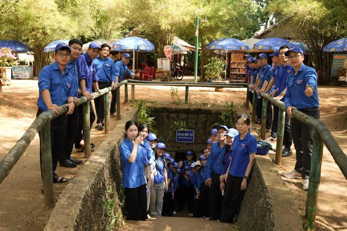 Đoàn các cơ quan Đảng tỉnh tham quan Di tích quốc gia đặc biệt Địa đạo Vịnh Mốc - Ảnh: H.T