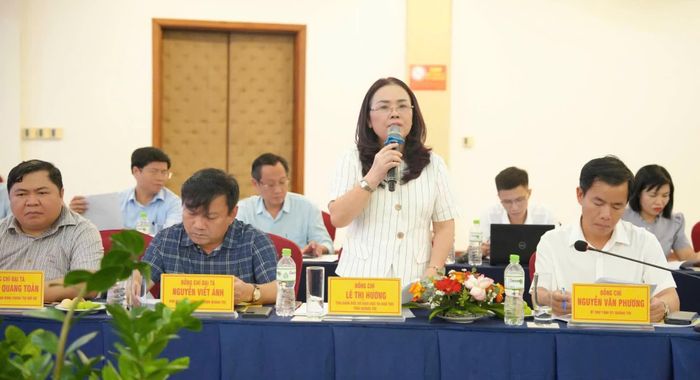Đại diện lãnh đạo Sở Giáo dục và Đào tạo báo cáo tóm tắt tình hình thực hiện nhiệm vụ phát triển GD-ĐT trên địa bàn tỉnh - Ảnh: Mỹ Nhị