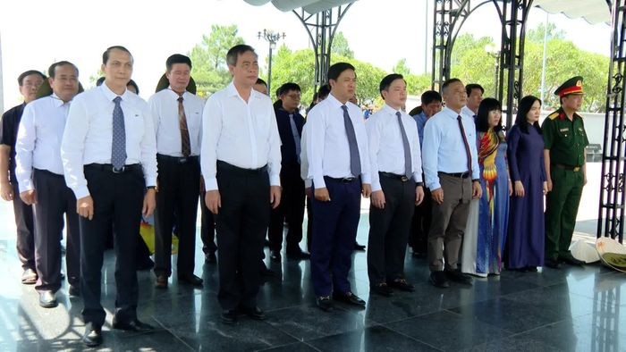 Các thành viên đoàn công tác tri ân các anh hùng liệt sĩ tại Nghĩa trang liệt sĩ quốc gia Đường 9 - Ảnh: H.Q