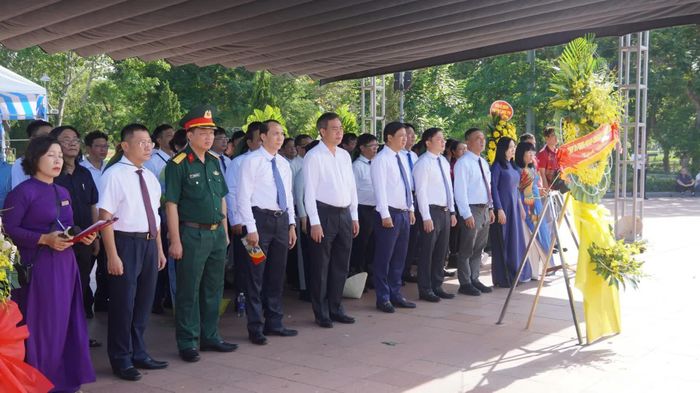 Các thành viên đoàn công tác tưởng niệm các anh hùng liệt sĩ tại Di tích quốc gia đặc biệt Thành Cổ Quảng Trị - Ảnh: H.Q
