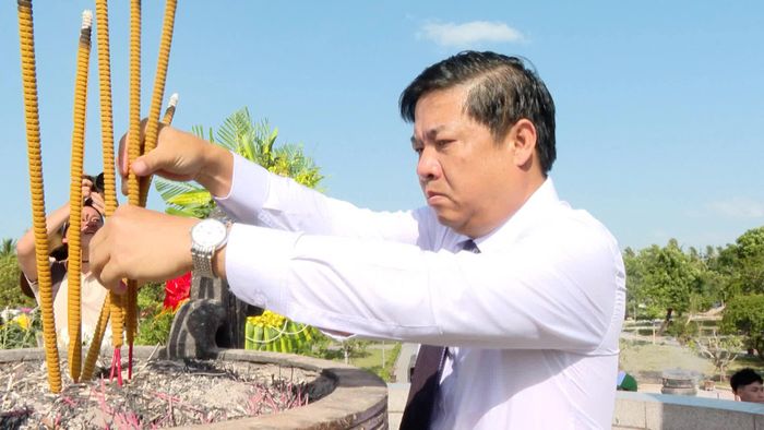 Đồng chí Lương Nguyễn Minh Triết, Bí thư Tỉnh ủy, Trưởng đoàn đại biểu Quốc hội tỉnh Đắk Lắk dâng hương tại Di tích quốc gia đặc biệt Thành Cổ Quảng Trị - Ảnh: H.Q