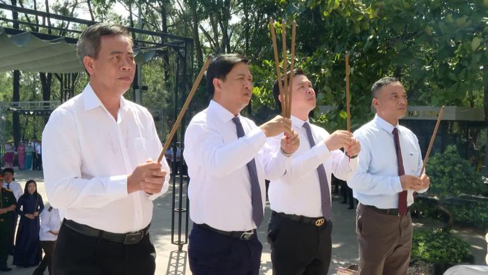 Các thành viên đoàn công tác dâng hương tưởng nhớ các anh hùng liệt sĩ tại Nghĩa trang liệt sĩ quốc gia Trường Sơn - Ảnh: H.Q