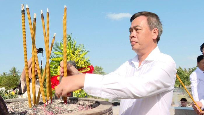 Đồng chí Nguyễn Đăng Quang, Phó Bí thư Tỉnh ủy, Chủ tịch HĐND tỉnh dâng hương tại Di tích quốc gia đặc biệt Thành Cổ Quảng Trị - Ảnh: H.Q