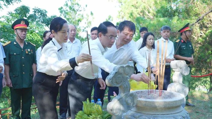 Các đồng chí trong Thường trực Đảng ủy phường Đồng Hới dâng hương viếng mộ Đại tướng Võ Nguyên Giáp - Ảnh: P.V