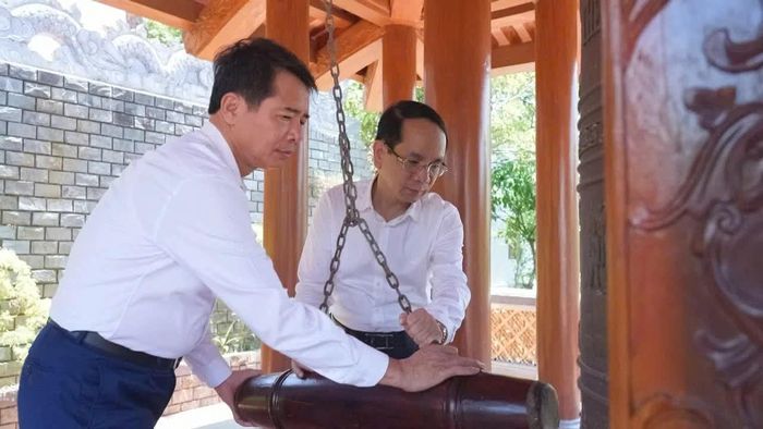 Các đồng chí lãnh đạo phường Đồng Hới thực hiện nghi thức thỉnh chuông tại Đền tưởng niệm liệt sĩ Trường Sơn-Bến phà Long Đại - Ảnh: P.V