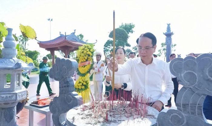 Đồng chí Bí thư Đảng ủy phường Đồng Hới Phan Mạnh Hùng dâng hương tại Khu Di tích lịch sử quốc gia đặc biệt Bến phà Gianh - Ảnh: P.V