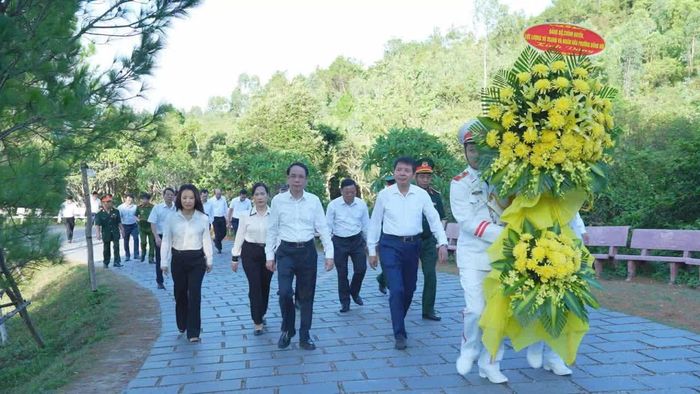 Đoàn đại biểu phường Đồng Hới đến dâng hương viếng mộ Đại tướng Võ Nguyên Giáp - Ảnh: P.V