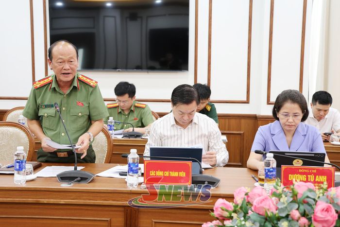Lãnh đạo Công an tỉnh cho ý kiến vào các dự thảo văn bản.