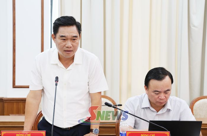 Đồng chí Chỉ huy trưởng Bộ Chỉ huy Quân sự tỉnh thông qua các dự thảo văn bản tại cuộc họp.