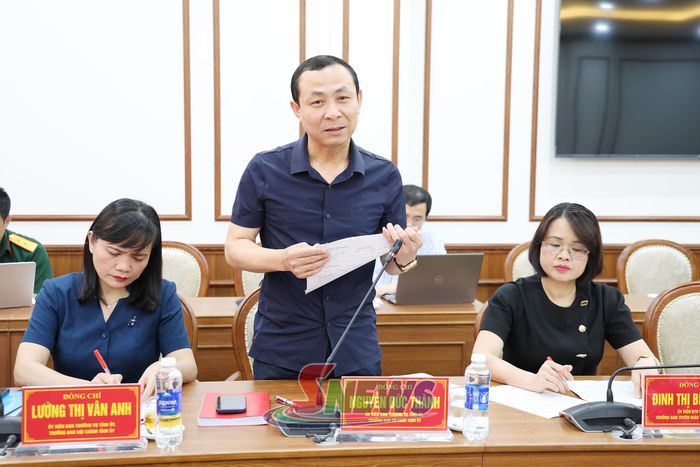 Đồng chí Trưởng Ban Tổ chức Tỉnh ủy cho ý kiến vào các dự thảo văn bản.
