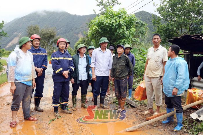 Đoàn công tác kiểm tra tình hình thiệt hại do mưa lũ tại bản Kẻ, xã Ngọc Chiến.