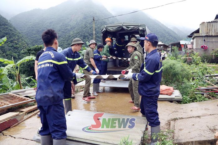 Các lực lượng hỗ trợ nhân dân bản Ít, xã Mường La di chuyển tài sản đến nơi an toàn.