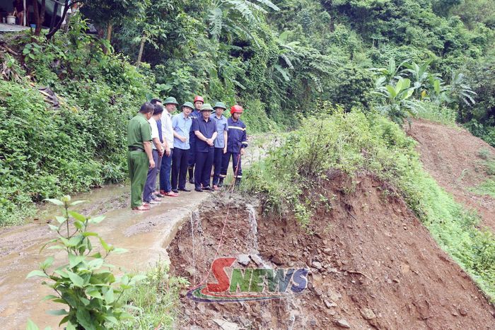 Đoàn công tác kiểm tra tuyến đường bị sạt lở tại bản Tạ Bú, xã Mường Bú.