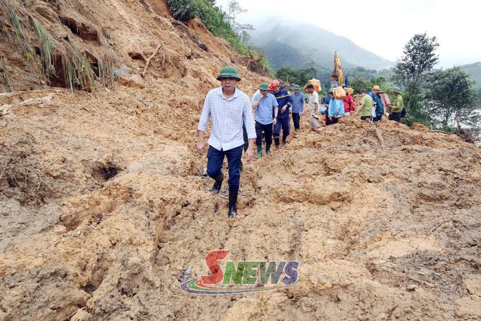 Đoàn công tác di chuyển vào bản Kẻ, xã Ngọc Chiến kiểm tra tình hình khắc phục sau thiên tai.