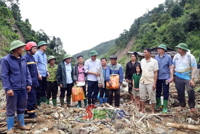 Đoàn công tác động viên người dân bản Kẻ, xã Ngọc Chiến bị thiệt hại về nhà ở.