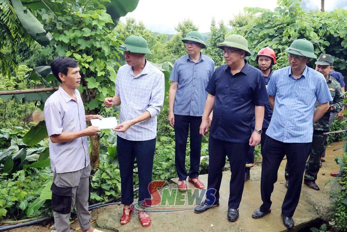 Đoàn công tác thăm hỏi nhân dân bản Tạ Bú, xã Mường Bú bị thiệt hại về nhà ở.