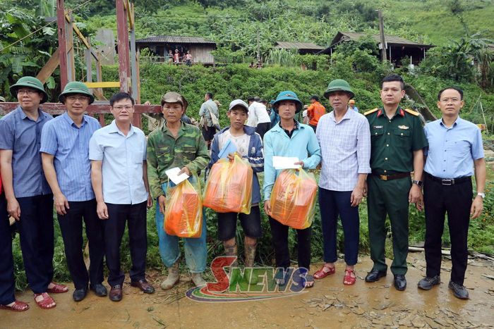 Đoàn công tác động viên nhân dân bản Ít, xã Mường La bị thiệt hại về nhà ở.