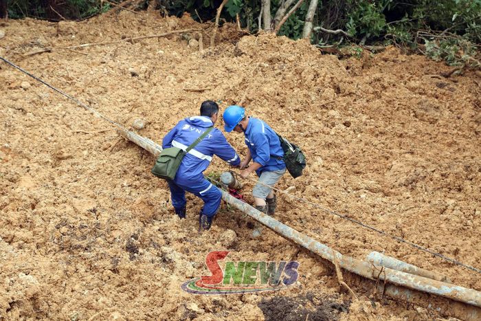 Nhân viên VNPT Sơn La khắc phục hạ tầng mạng lưới viễn thông tại xã Ngọc Chiến.