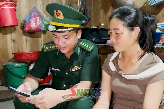 Cán bộ Đồn Biên phòng Mường Lạn hướng dẫn làm định danh số cho người dân bản Nậm Lạn