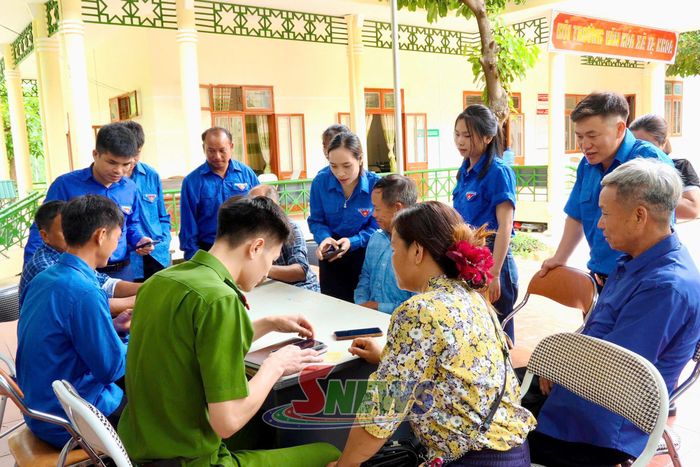 Tổ xung kích tình nguyện trực tiếp hỗ trợ nhân dân tích hợp giấy tờ trên VNeID