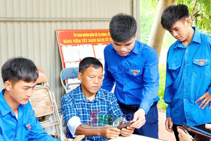 Đoàn viên chi đoàn bản Phúc, xã Tạ Khoa hướng dẫn nhân dân sử dụng tiện tích số trên VNeID